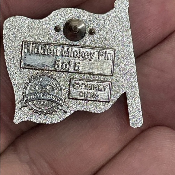2008 Disney Hidden Mickey Series III Fun Icons Magic Kingdom Flag Pin Authentic - Picture 3 of 3